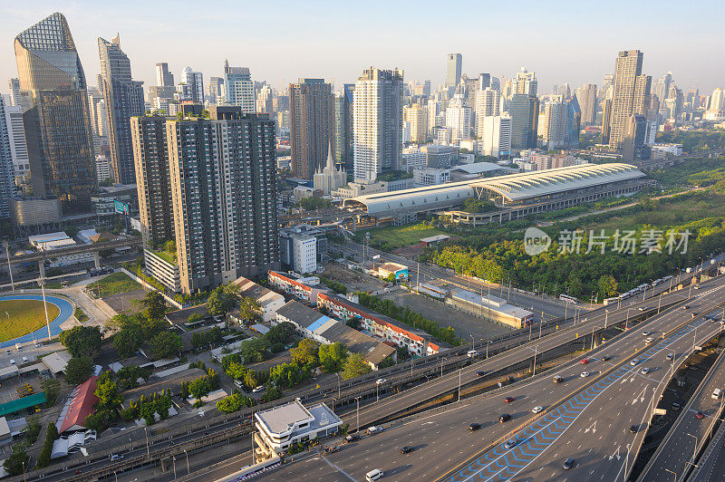 泰国曼谷CBD的ratchada高速公路和rama 9区首都makkasan的空中日落风景